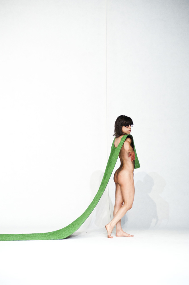 Ballerina nuda con stola verde