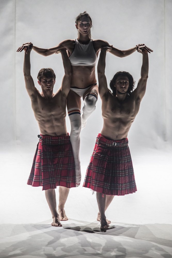 Coreografia con due ballerini con kilt che sostengono una ballerina