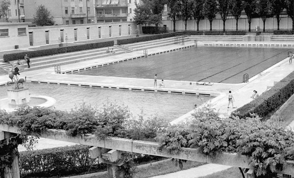 La piscina Caimi in bianco e nero