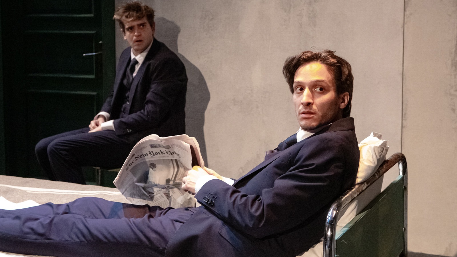 Dario Aita e Giuseppe Scoditti nello spettacolo Il calapranzi