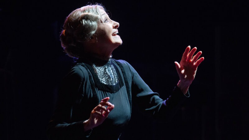 Milena Vukotic in scena nello spettacolo Così è (se vi pare)