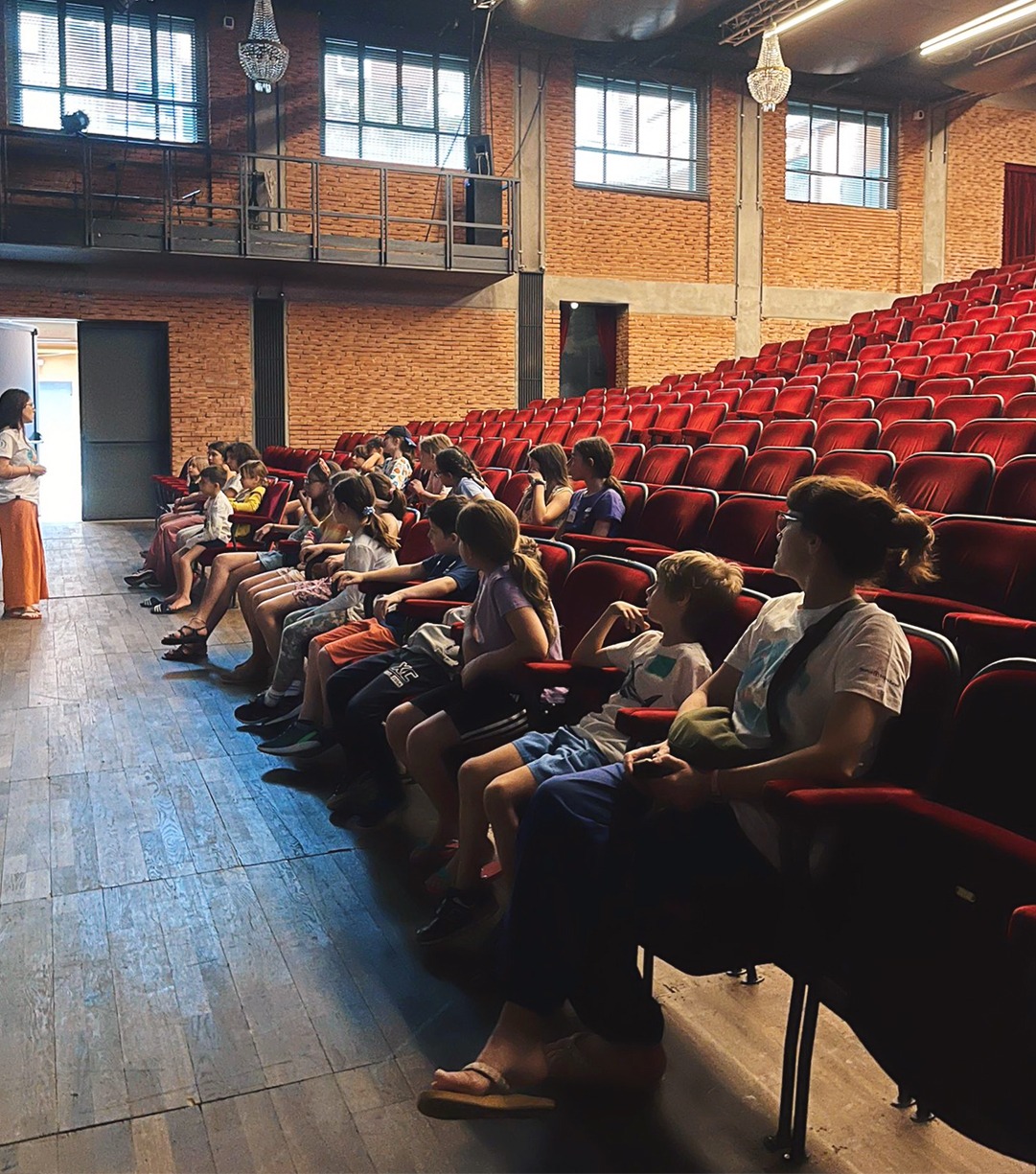 Bambini nella sala Grande del Teatro Franco Parenti