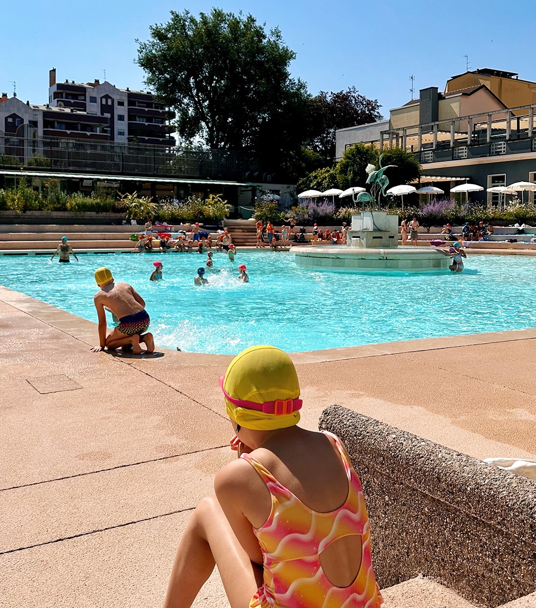 Bambini in piscina durante il campus estivo