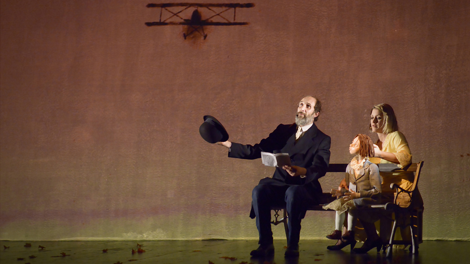 Scena dello spettacolo per bambini Kafka e la bambola viaggiatrice