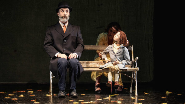 Scena dello spettacolo per bambini Kafka e la bambola viaggiatrice