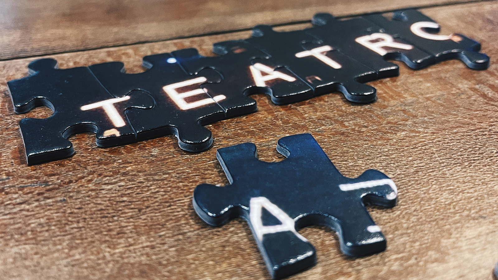Puzzle con la scritta luminosa TEATRO