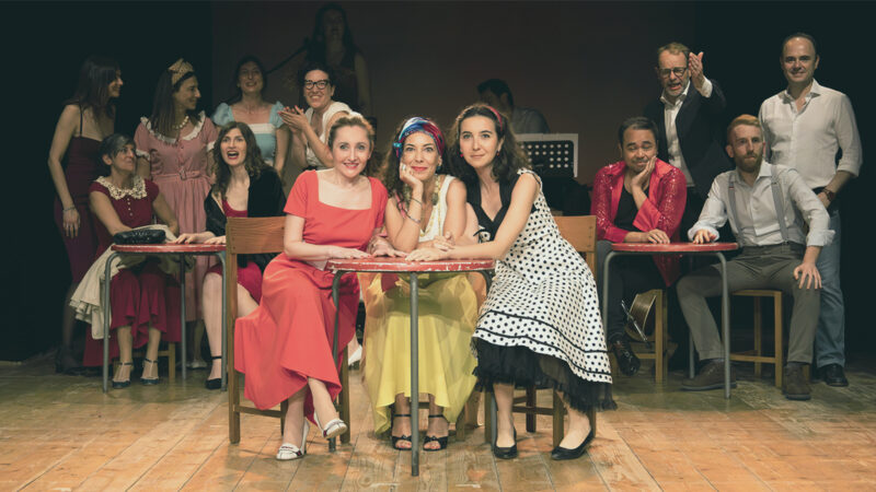 Allievi dei corsi di teatro del Parenti in scena durante il saggio finale.