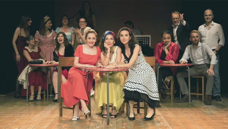 Allievi dei corsi di teatro del Parenti in scena durante il saggio finale.